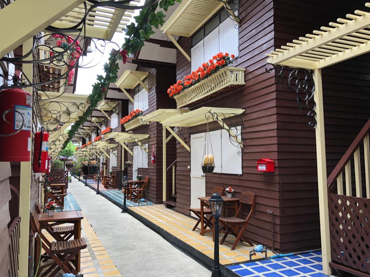 Resort Bangphlat Bangkok Esterno foto